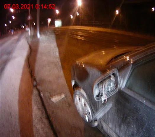 Vandalové poničili 9 aut