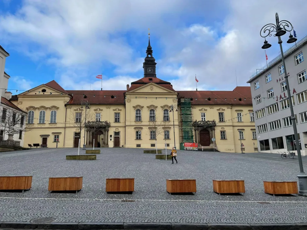 Dominikánské náměstí v Brně zdobí zatím platany, mezi něž přibude v budoucnu kašna