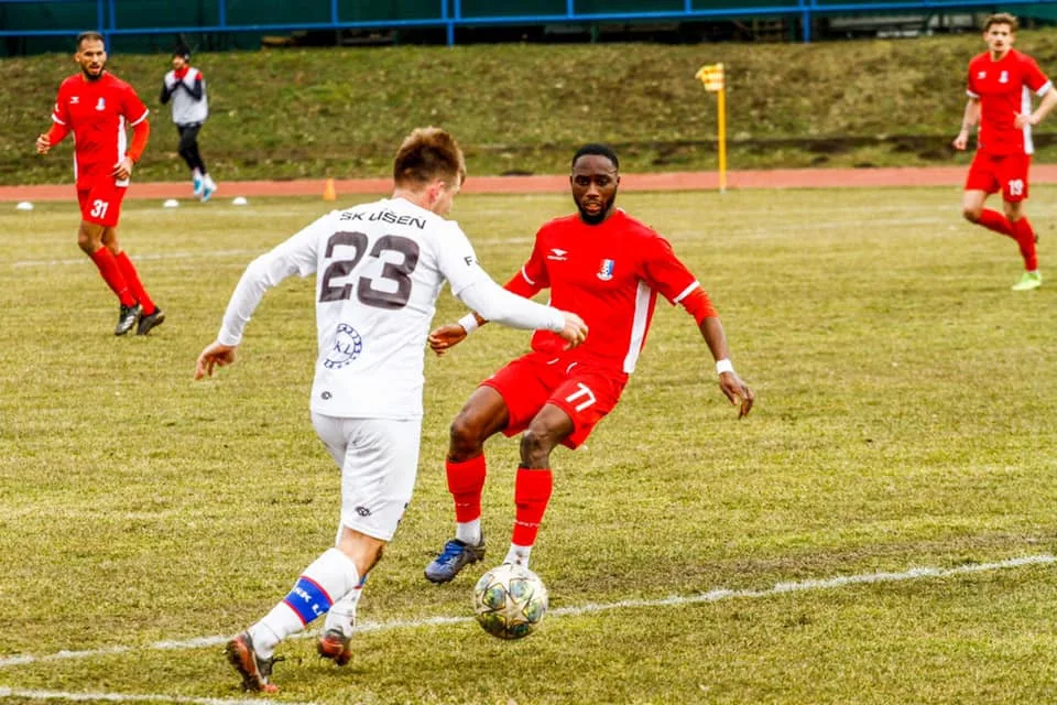 Blanenský N'goma přihlíží akci líšeňského Lutonského 