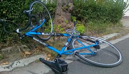 Ze tmy se vynořil nalitý cyklista a v plné rychlosti napálil do policejního auta