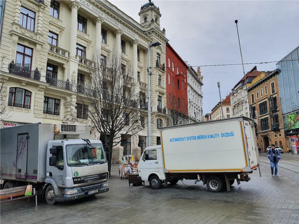 Na náměstí Svobody se měřila kvalita ovzduší, výsledky zkreslilo poblíž nastartované auto