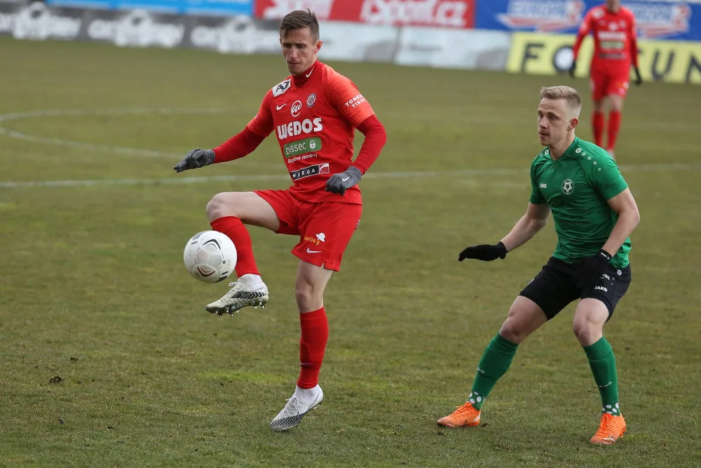 Damián Bariš zpracovává míč