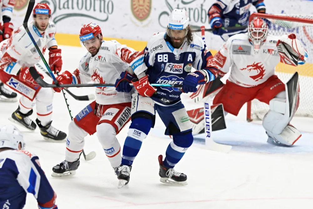 Peter Mueller v souboji s třineckým Douderou