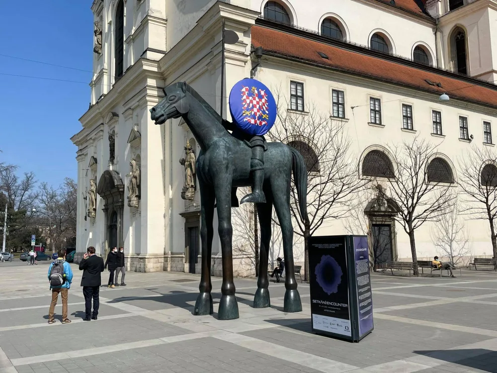 Socha Jošta na Moravském náměstí v Brně zdobí od dnešního dne moravský znak
