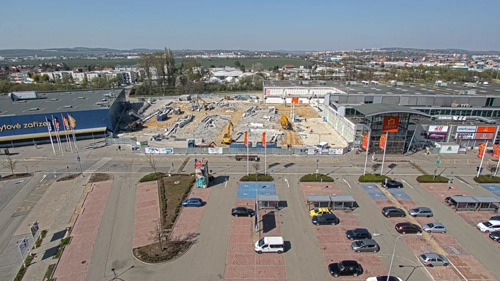 Díra zůstává i přesto, že v roce 2019 začalo se stavbou