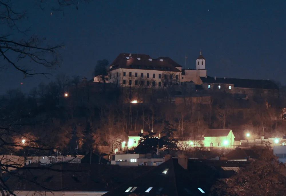 Brněnské budovy dnes na hodinu potemní