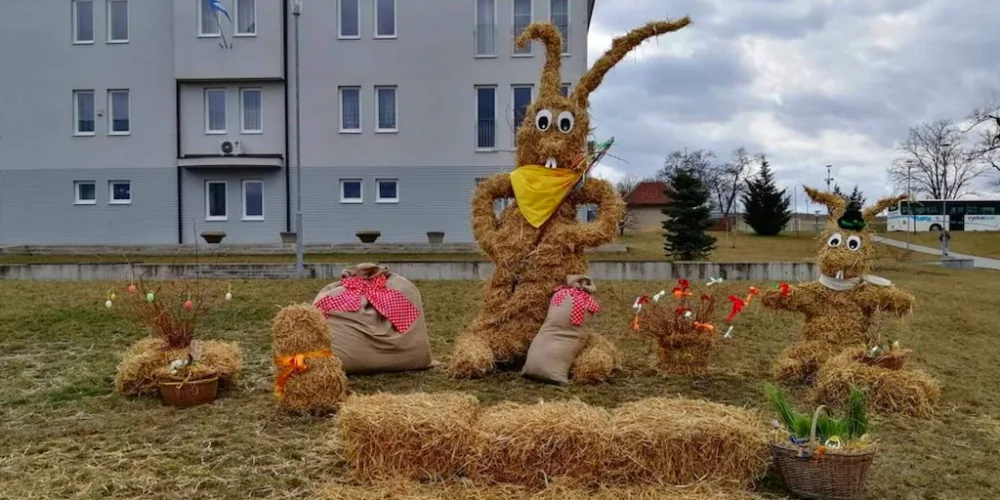 V Otnicích mají třímetrového velikonočního zajíčka ze slámy
