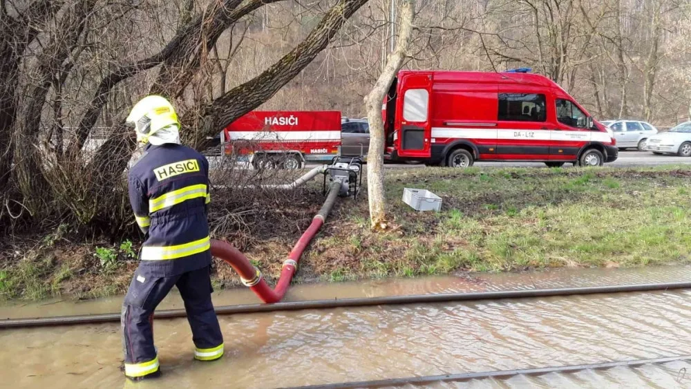 Havárie vody u zastávky Kamenolom zastavila tramvajovou dopravu