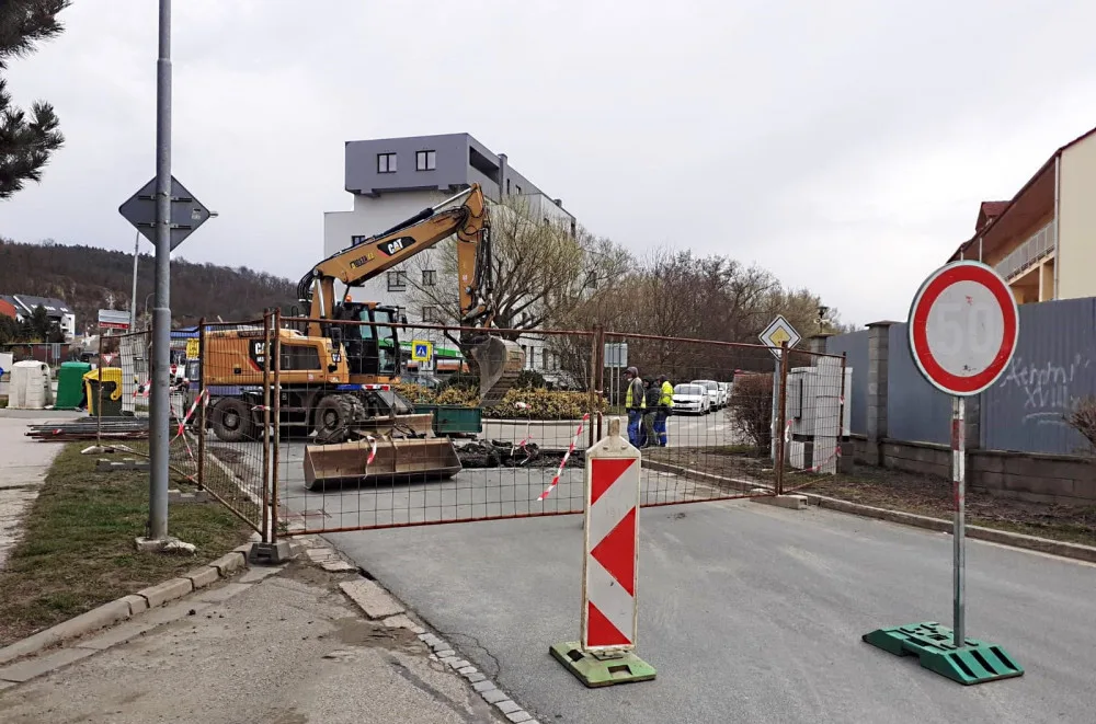 Havárie v Kuřimi. Na Brněnské ulici praskl brněnský kalovod