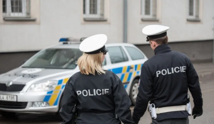 Zdrogovaný a bez řidičáku. Muž se pokusil zmást policisty cizím jménem