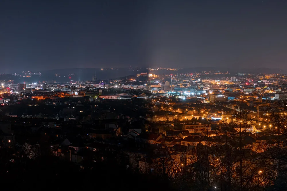 Noční Brno potmě. Zhasnuté osvětlení odhalí světelný smog