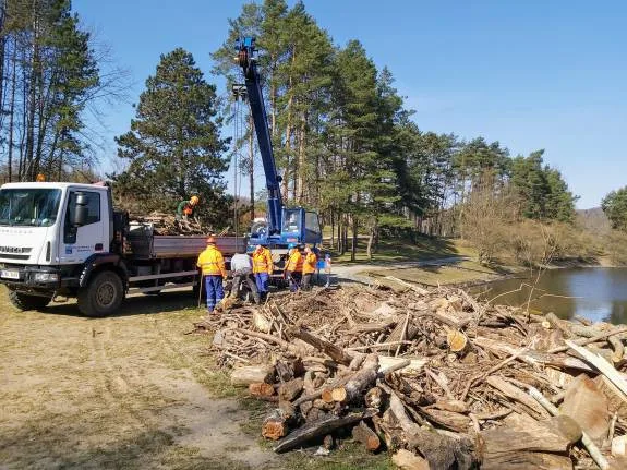 Sto tun odpadu. Povodí uklízí po zimě z hladiny Prýglu naplaveniny