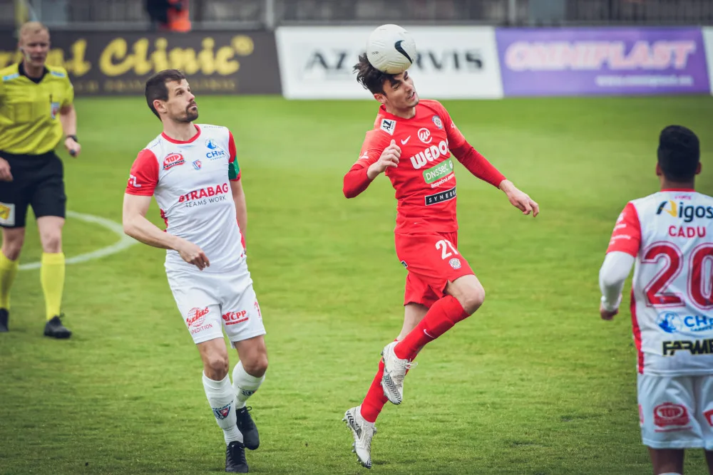 Ondřej Pachlopník v souboji s pardubickými hráč