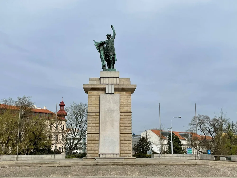 V Brně někdo počmáral památník Rudoarmějce, komunisté se zlobí