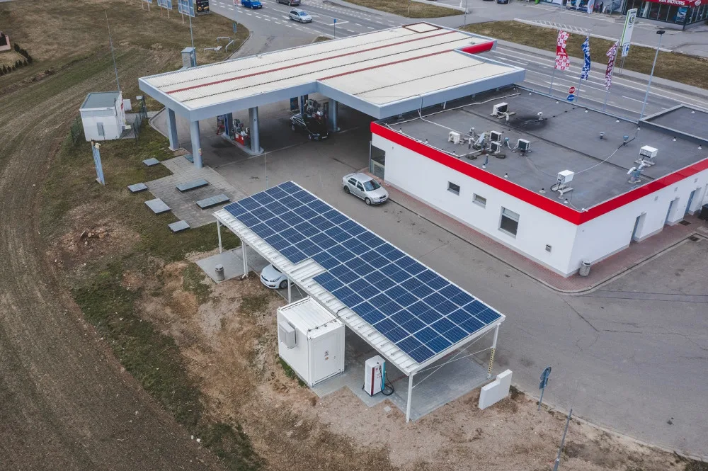Břeclavská stanice pro elektromobily vyhrála ekologickou cenu. Energii bere ze slunce
