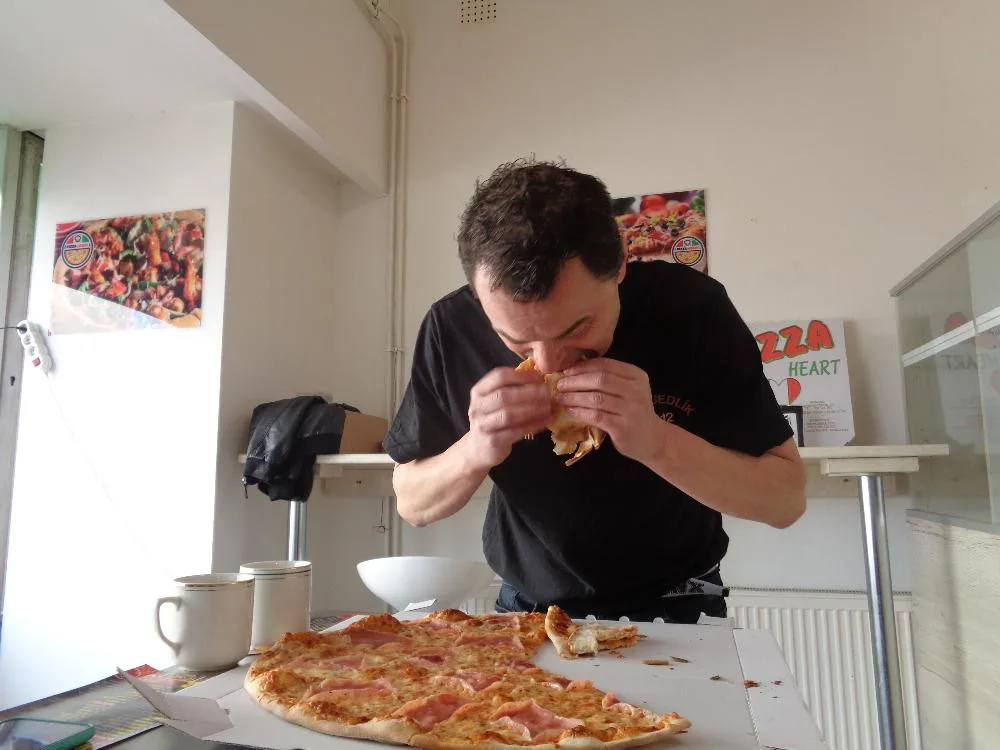 Maxijedlík nezklamal, půlmetrovou pizzu zhltl za devět minut
