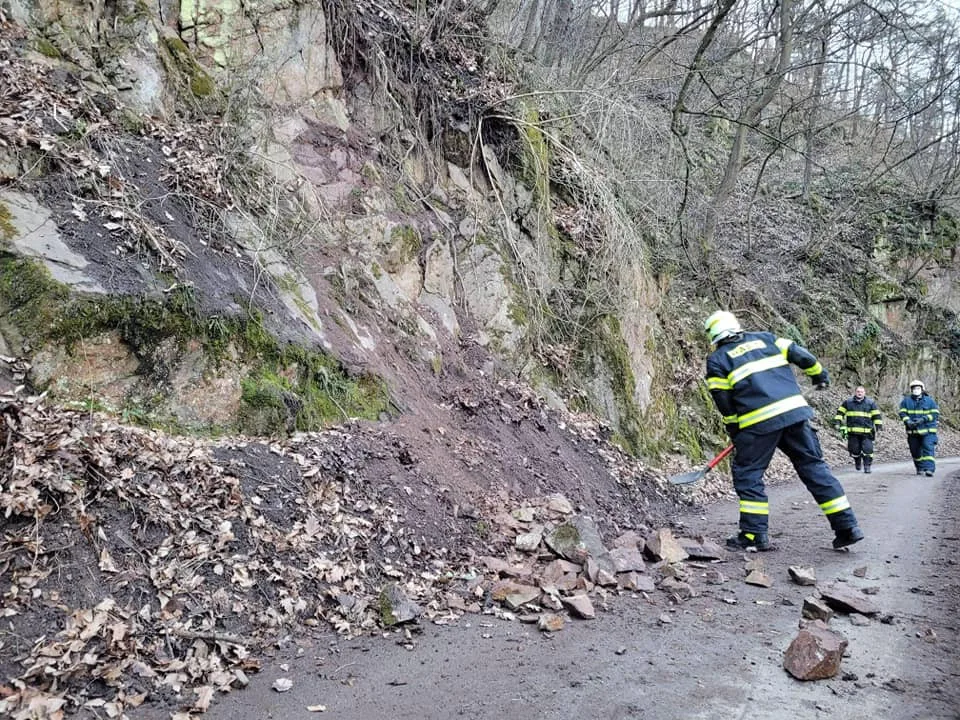 Na cyklostezce dochází k údržbě po spadlém kamení či stromech pravidelně