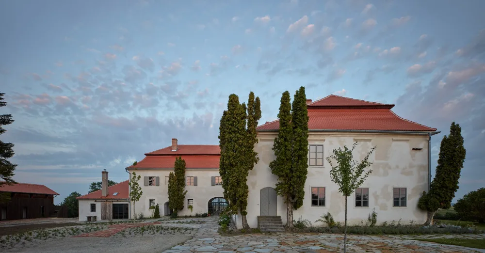 Opravená keramická továrna Kocanda v Kravsku