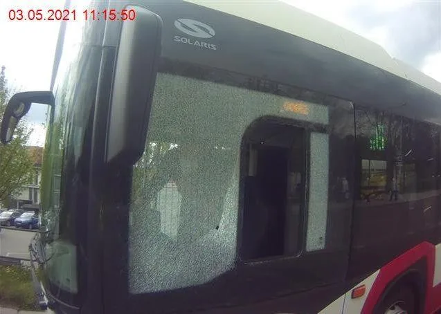 autobus_rozbite_okno_lahvi