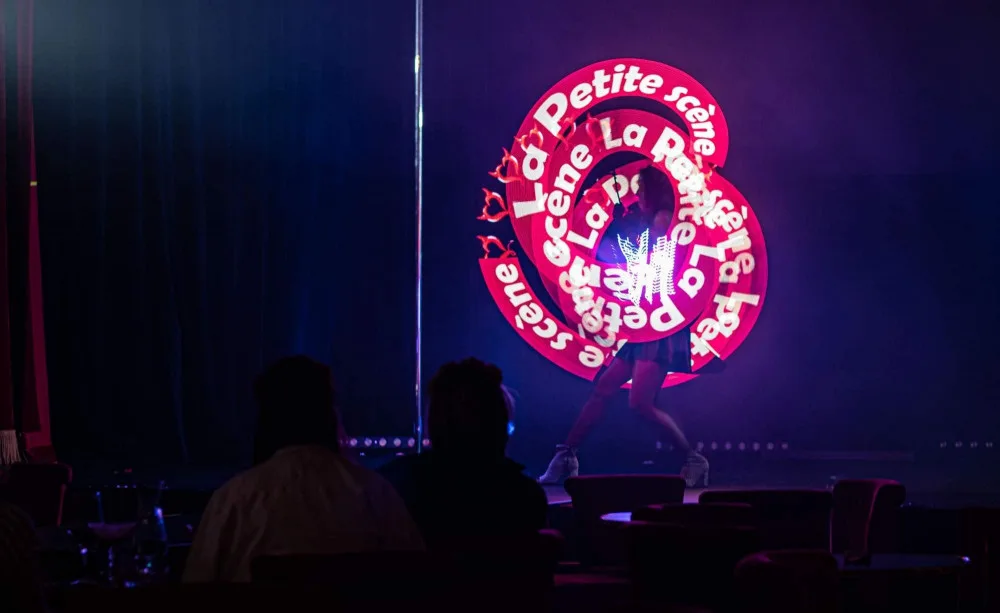 Unikátní brněnský Cabaret des Péches je už rok bez diváků. Nyní sbírá podporu na Hithit