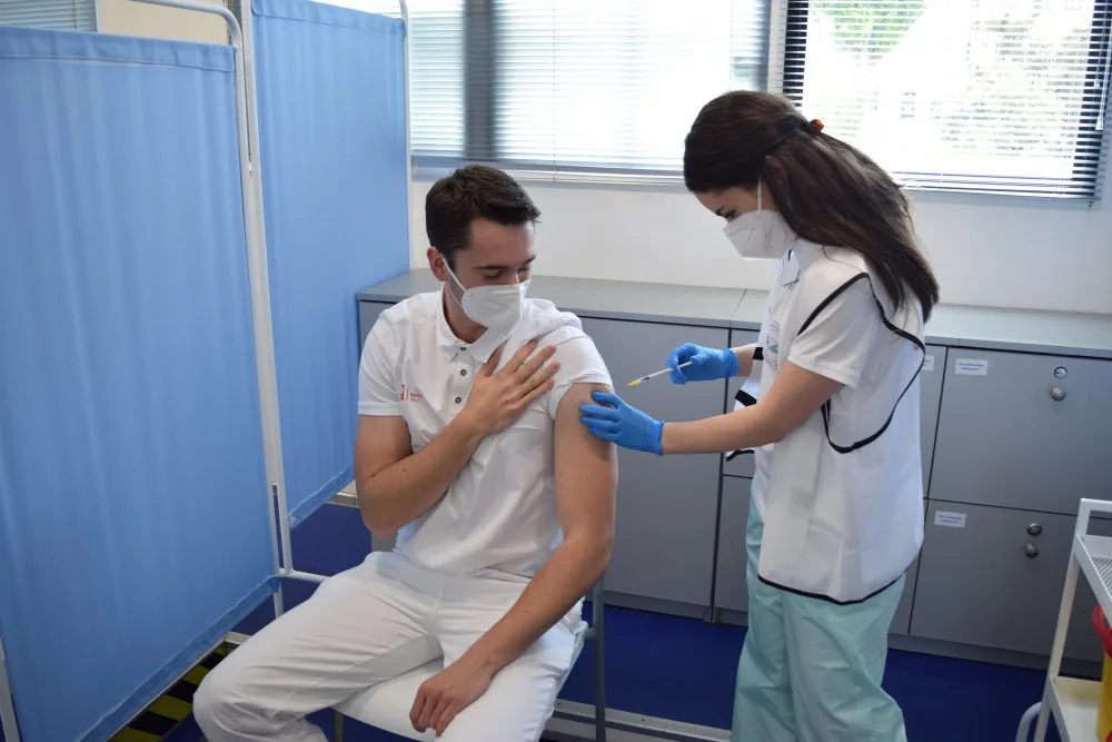 Třetí dávka vakcíny už na podzim? U seniorů bude možná potřeba