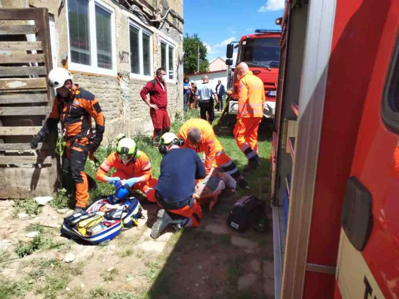 Muže na stavbě zavalily sutiny, je v kritickém stavu