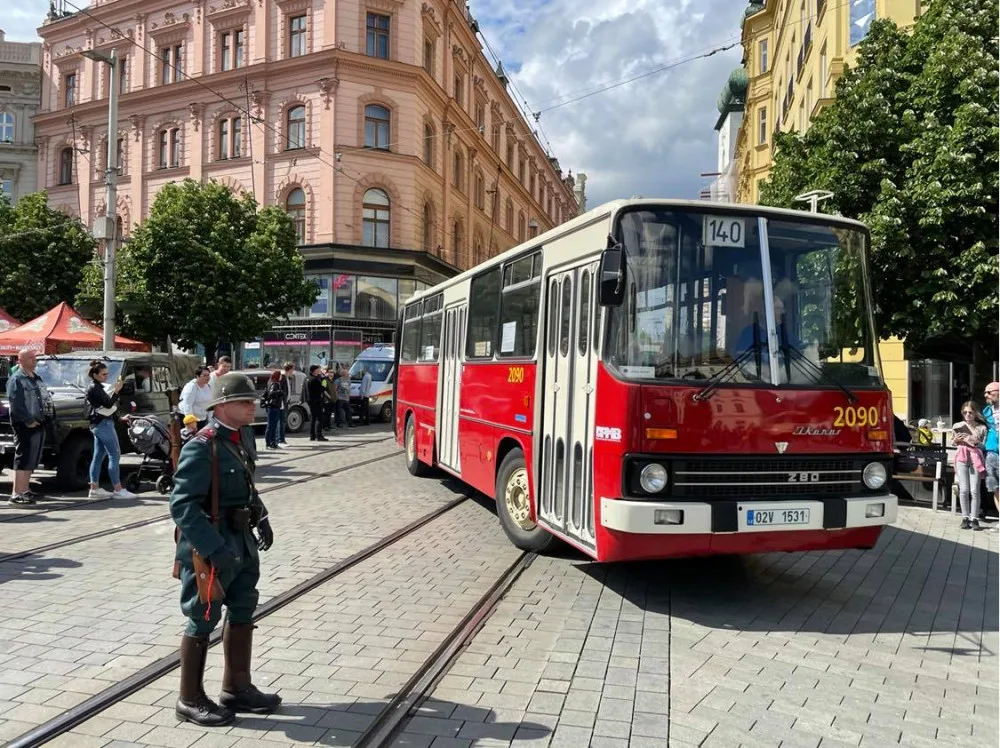 V centru zaparkovaly vojenské speciály nebo legendární tatrovky