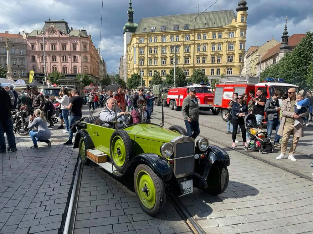 V centru zaparkovaly vojenské speciály nebo legendární tatrovky