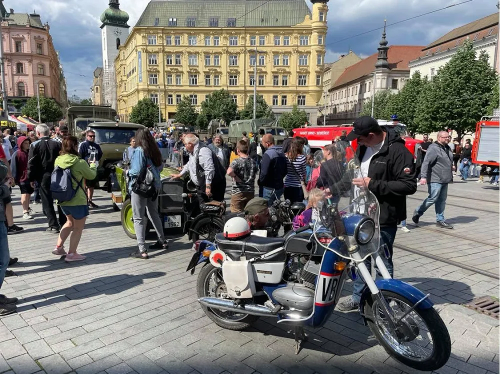 V centru zaparkovaly vojenské speciály nebo legendární tatrovky