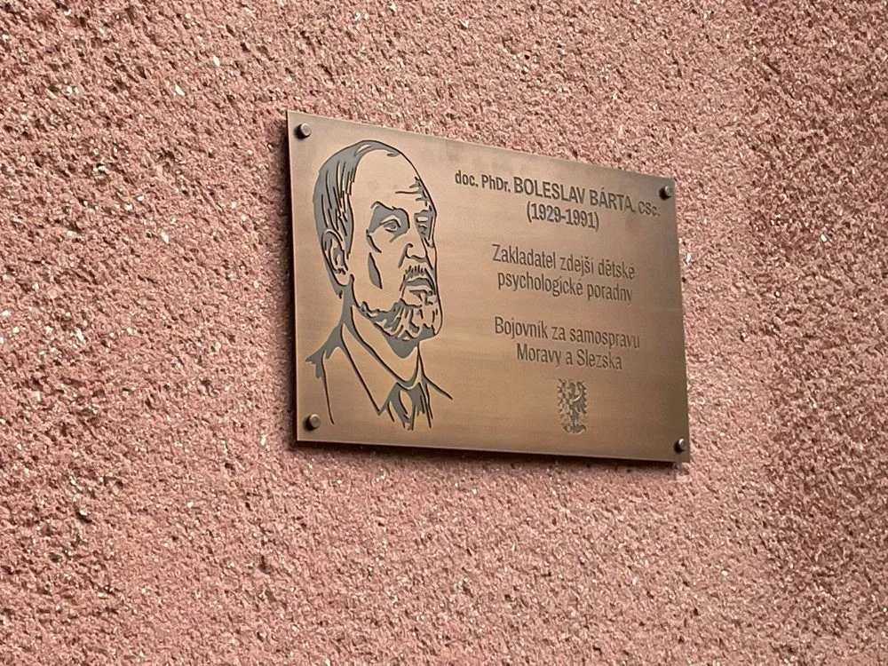 Nová pamětní deska Boleslava Bárty