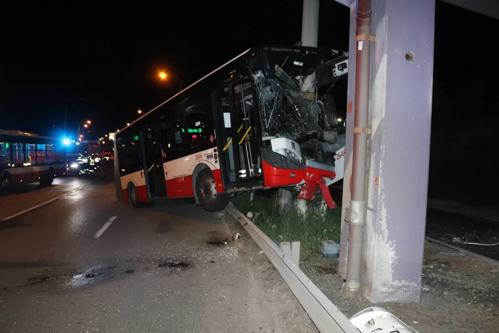 Při havárii autobusu hromadné dopravy se v Brně zranilo 11 lidí