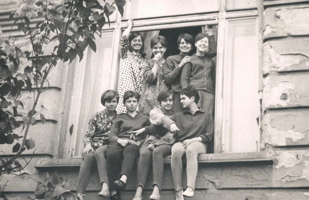 Děvčata v okně jejich pokoje, 1968