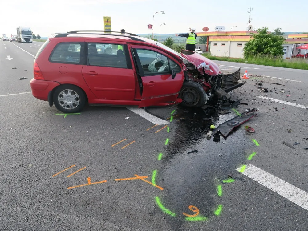 Sériového zloděje autobusů doprovodila k policistům maminka