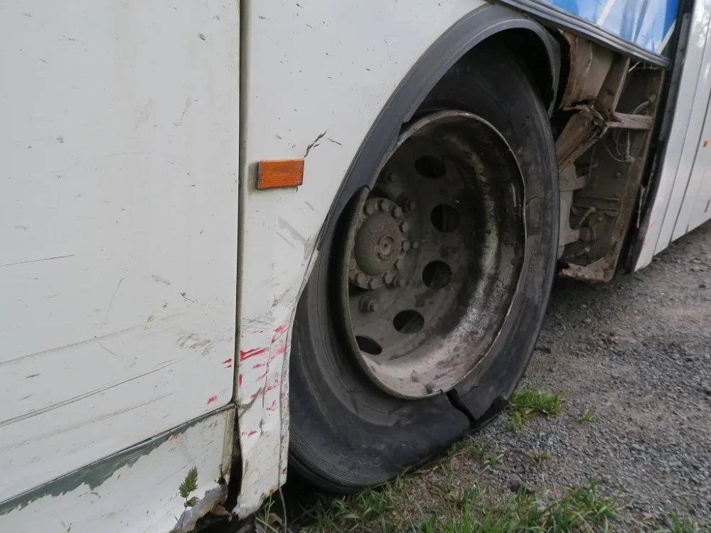 Sériového zloděje autobusů doprovodila k policistům maminka