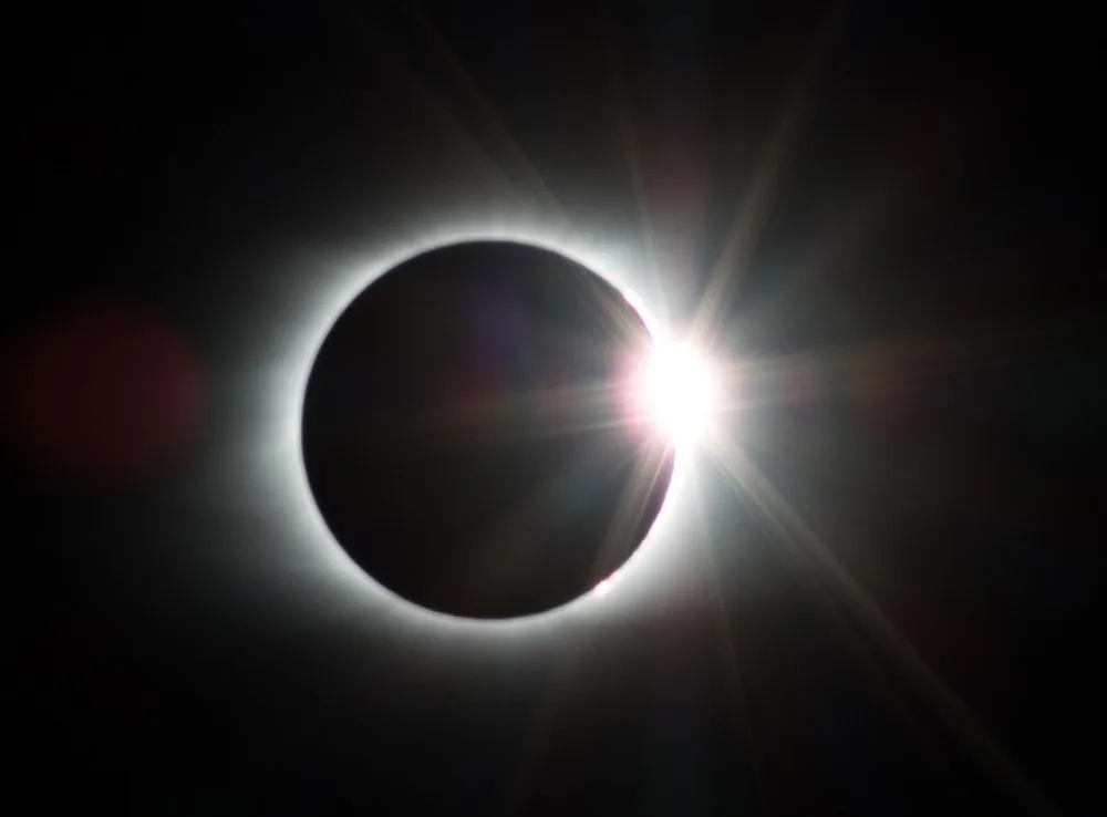 size4-16230758948162-152-ctvrtecni-obloha-nabidne-castecne-zatmeni-slunce-pri-pozorovani-si-chrante-zrak-filtrem-radi-astrono