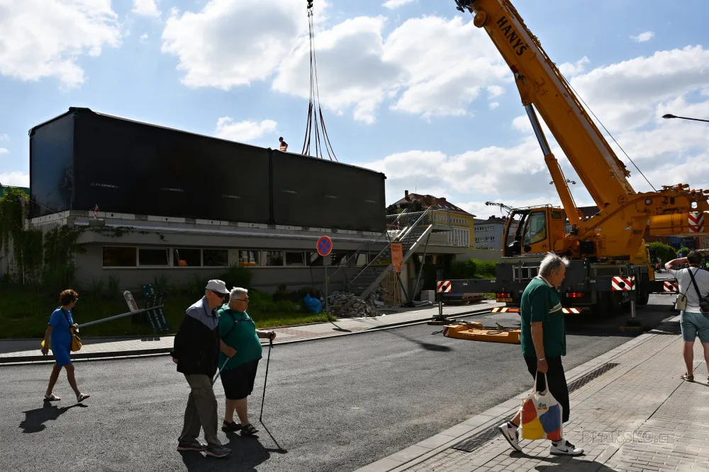 Modulovou kavárnu na Poduklí v Blansku usadil stotunový jeřáb