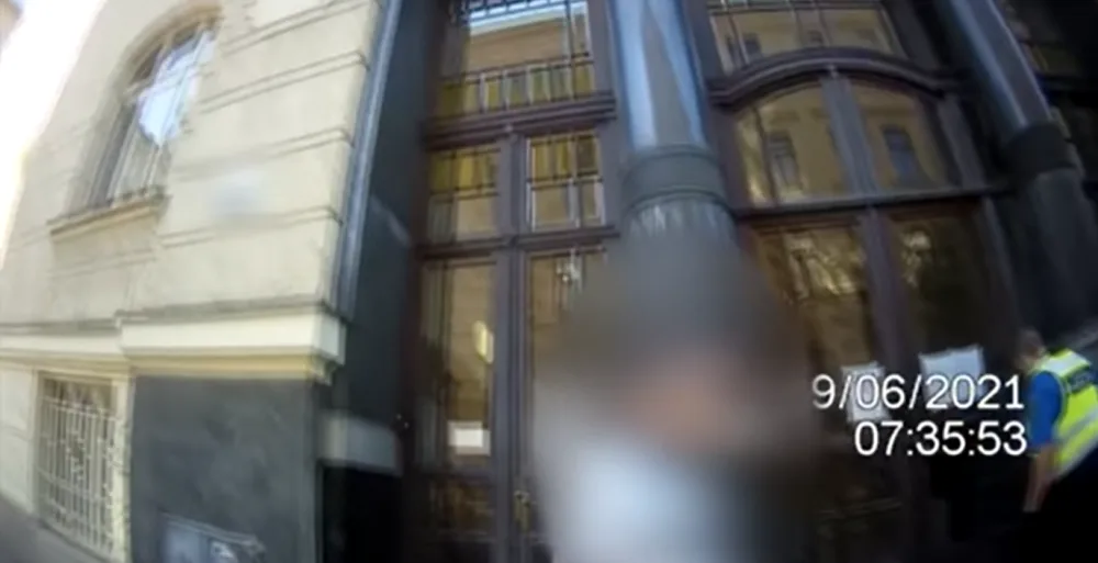 VIDEO: Strážníci v Brně pod hrozbou zbraně spoutali podezřelého z vloupání