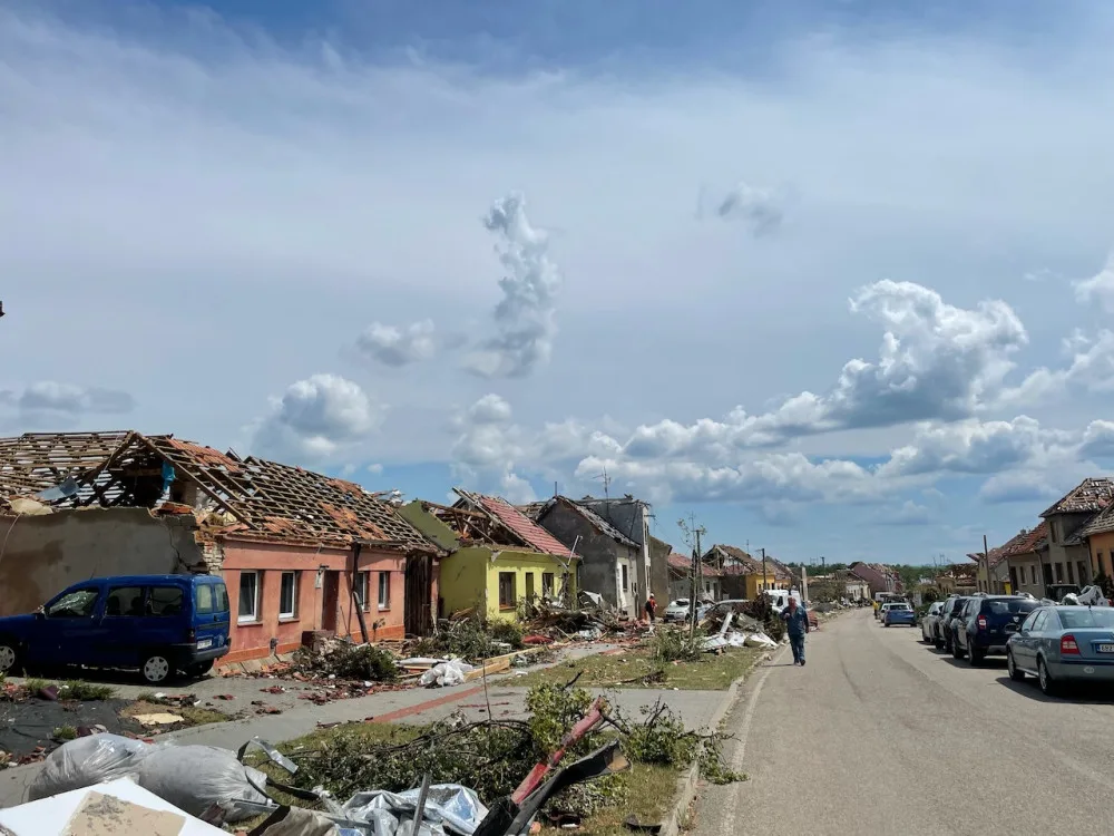 Obec Hrušky srovnalo tornádo se zemí