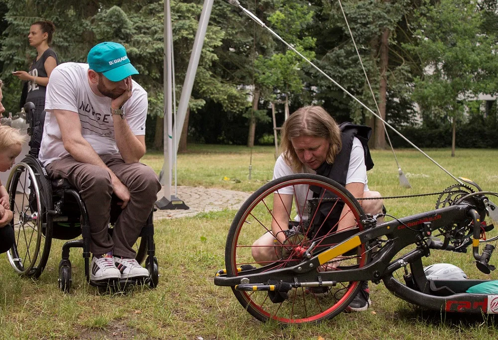 Na handbiku sice ležíte, ale je to náročnější než cyklistika, trvdí česká paralympionička