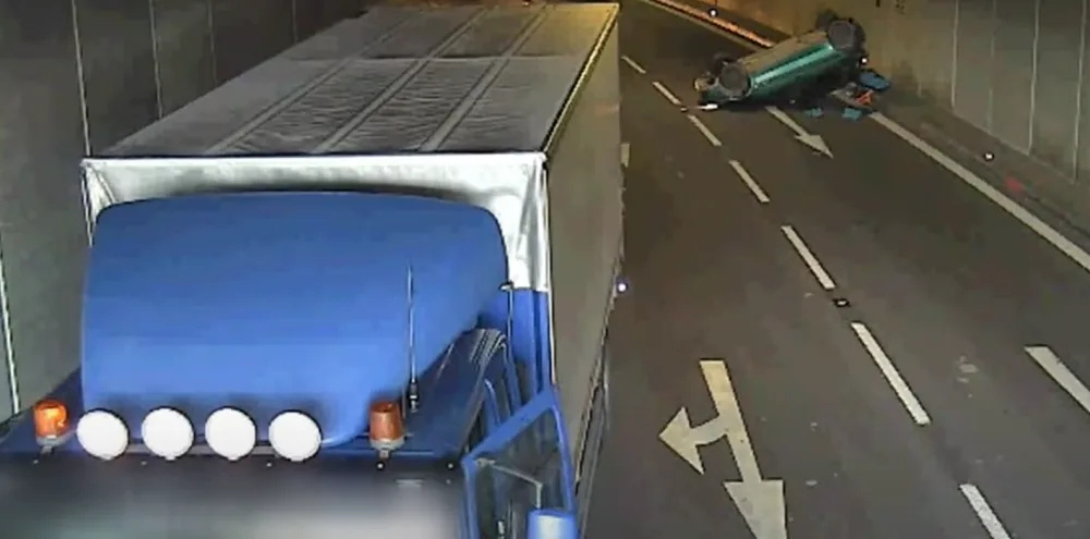 Řidič kamionu v brněnském tunelu přehlédl auto. Skončilo na střeše