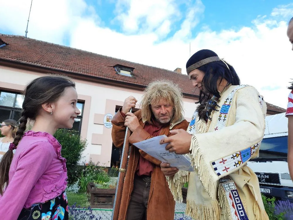 Dětem předal vysvědčení Vinnetou, přijel z westernového městečka