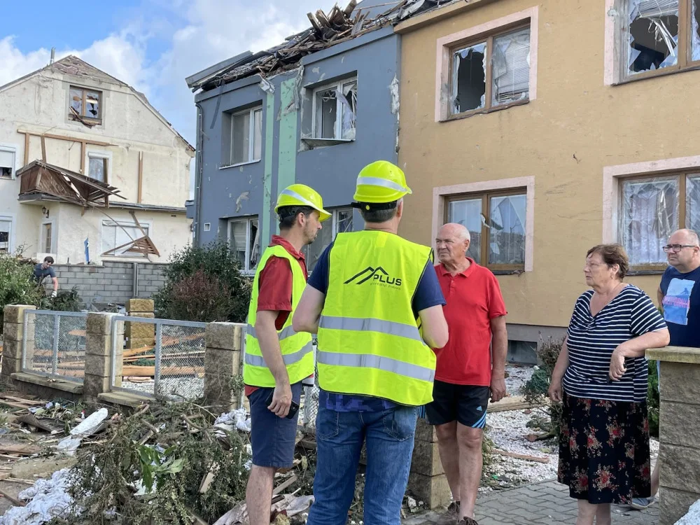 Jídla je dost, potřebujeme řemeslníky a stavební materiál, hlásí tornádem zasažené oblasti