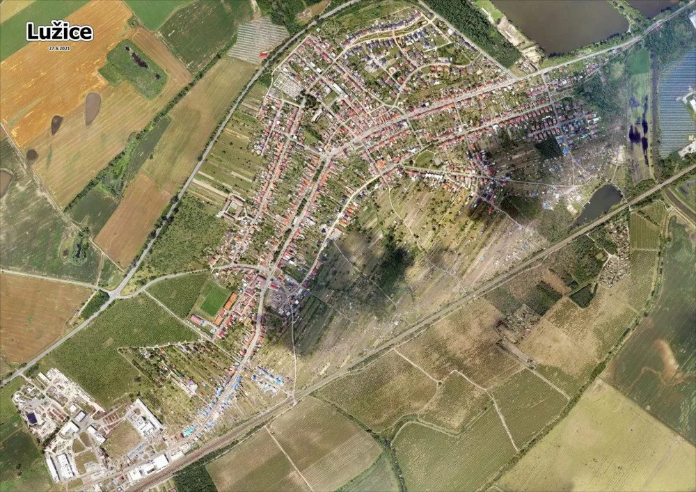 Hasičům v oblasti zasažené tornádem pomohlo mapování dronů a letounů