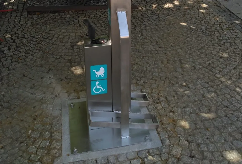 Klíče, pumpička, šroubovák. Jihomoravanům slouží nový servisní stojan