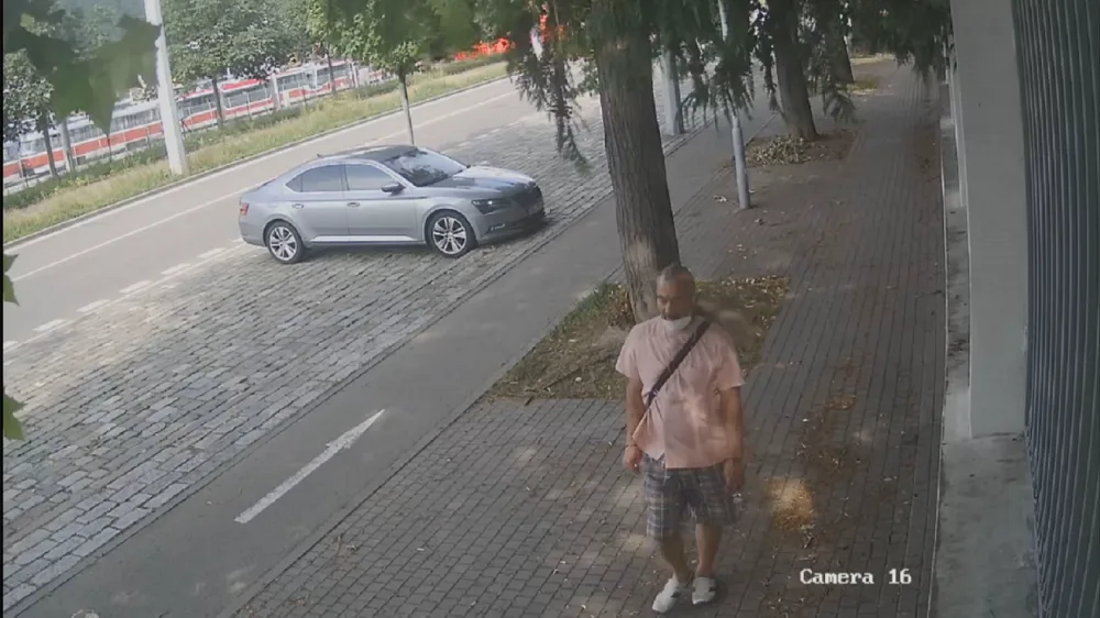 Na ruský konzulát v Brně někdo hodil kámen. Policie hledá svědka