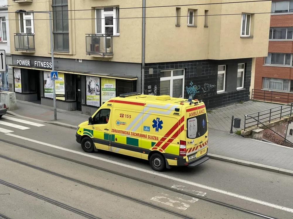 Tragédie v Brně: Žena zemřela po pádu z okna