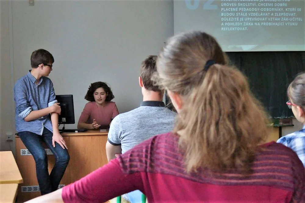 Bára je aktivní v několika organizacích usilujících o změnu českého školství