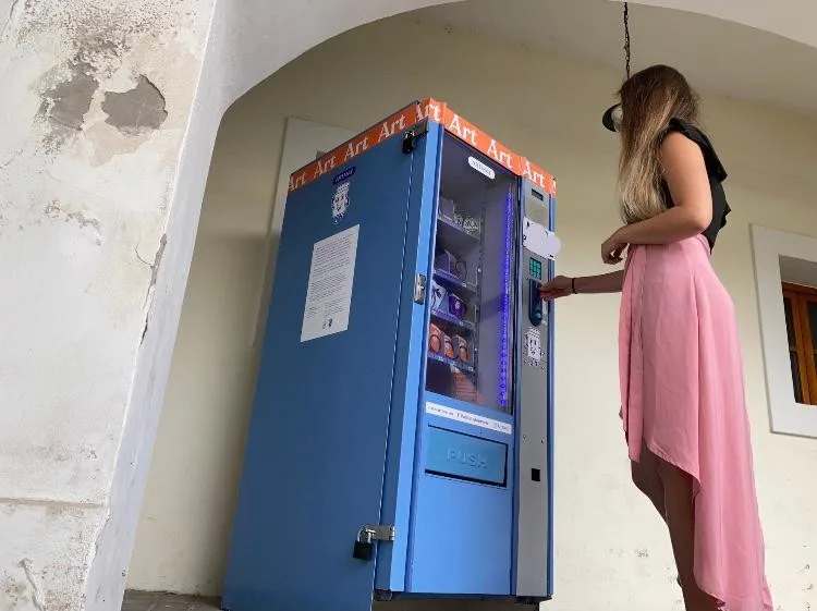 Místo cigaret vydává automat v Brně umělecká díla