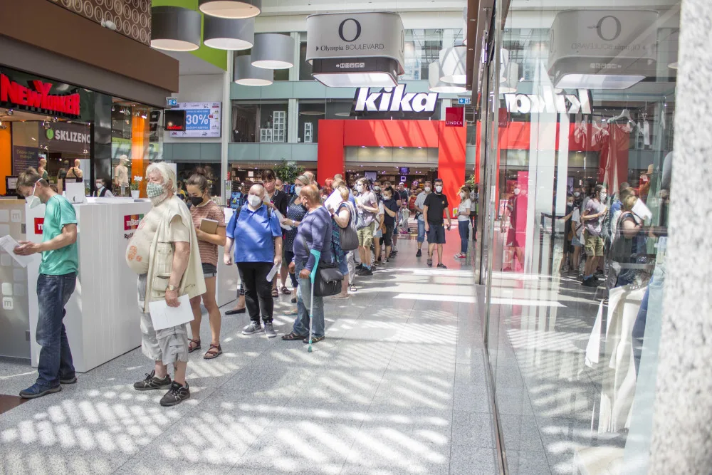 Očkovací centrum v brněnské Olympii brali lidé útokem