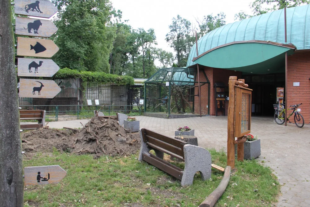 Poničený areál zoo.